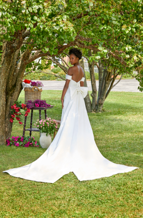 Gaun dengan detail pita besar di pinggang